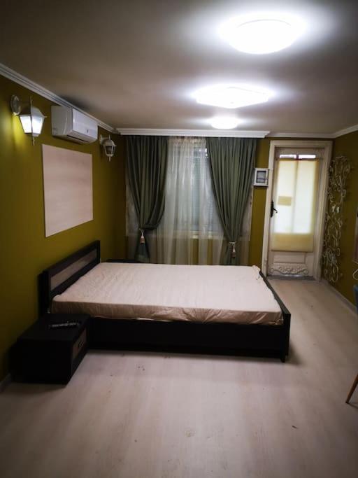 студиото е партер от жилищна сграда. център. Apartament Varna